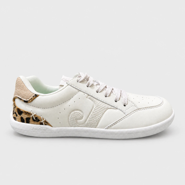 Zapatilla Joma Barefoot blanca con talón de leopardo.