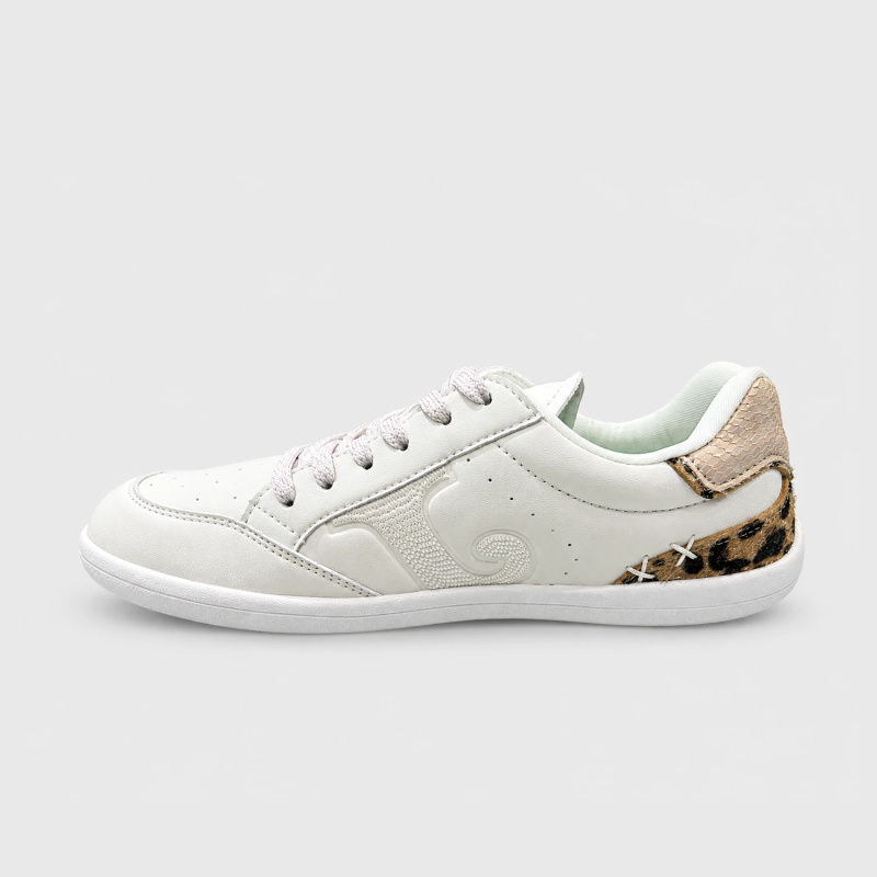 Zapatilla Joma Barefoot blanca con talón de leopardo.