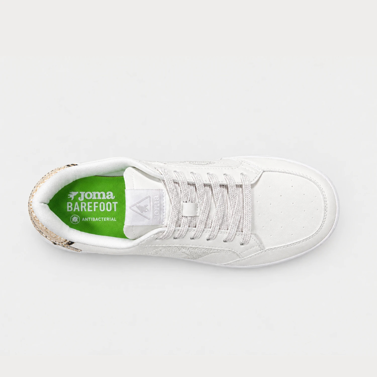 Zapatilla Joma Barefoot blanca con talón de leopardo.